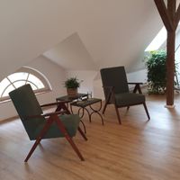 Coaching- und Mediationsraum Bergisch Gladbach: 2 Sessel, zwei Tischchen, Pflanzen