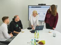 Katharina Temme, Gabriele Unützer, Marcus Kolb und Phineas Speicher bereiten einen Workshop vor